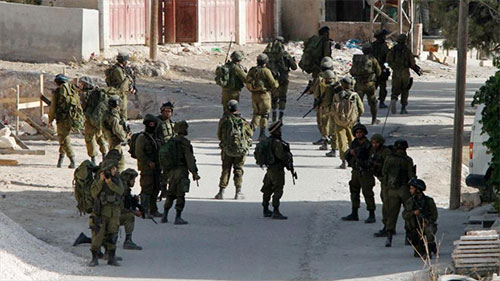 Soldados israelíes invaden un campo de refugiados palestino Soldados israelíes invaden un campo de refugiados y matan a un palestino